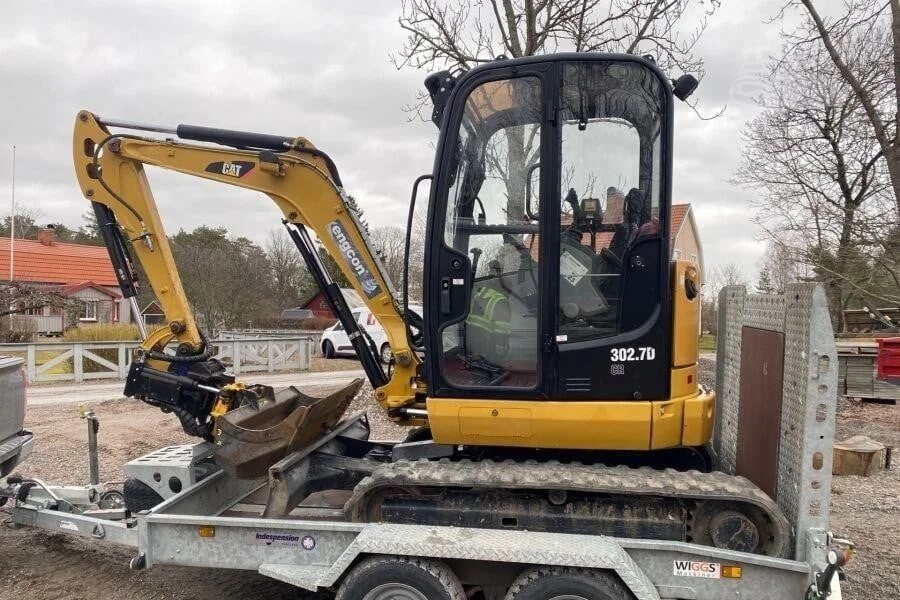 CATERPILLAR 302.7D + Marteau piqueur + Remorque + 4 Godets