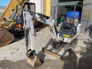 BOBCAT E14 avec 3 godets et BRH