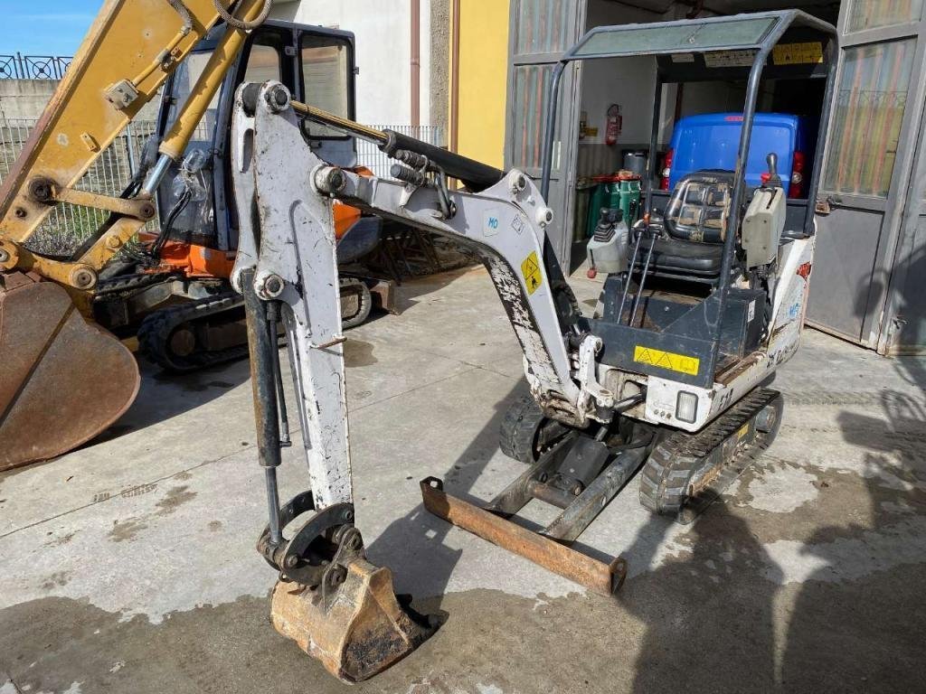 BOBCAT E14 avec 3 godets et BRH