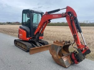 Kubota U27-4 + 3 GODETS+ ATTACHE ROTATIVE INCLINABLE