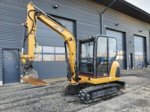 CATERPILLAR 302.5 + TARIERE HYDRAULIQUE + 3 GODETS