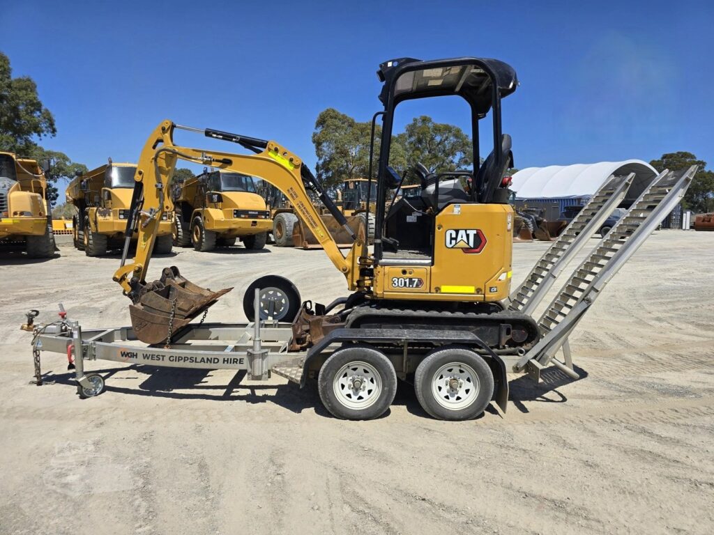 2021 CATERPILLAR 301.7CR + 3 GODETS + REMORQUE