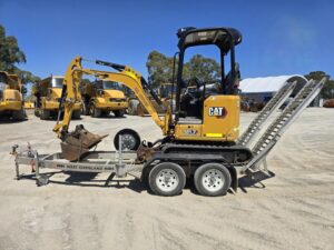 2021 CATERPILLAR 301.7CR + 3 GODETS + REMORQUE